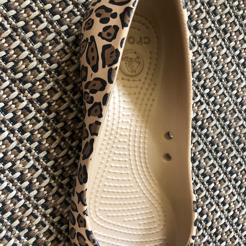 CROCS Leopard/Animal Print Slip-on Ballet Flats Closed Heel Water Friendly - Picture 6 of 10